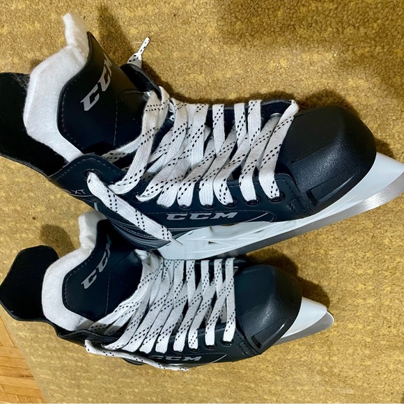 CCM Ribcor Rib XT Ice Hockey Skates, size 3.0 - Picture 3 of 4